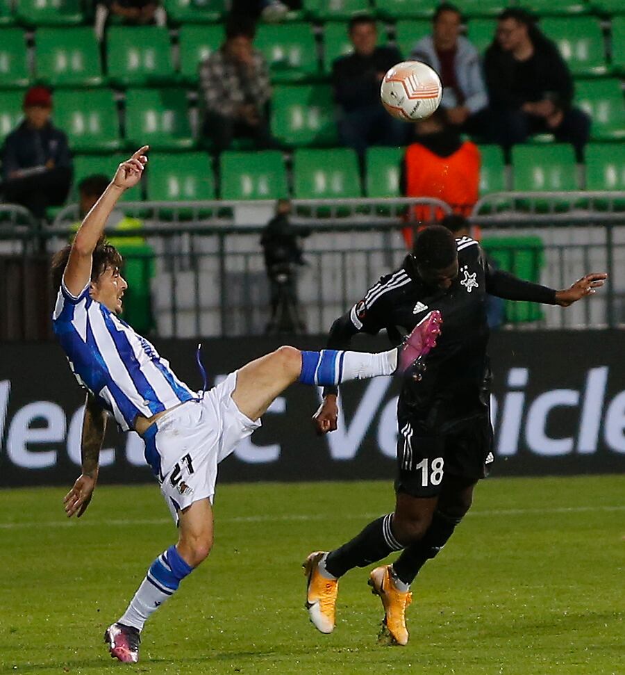 Chisinau (Moldova, Republic Of), 06/10/2022.- Real Sociedad's David Silva (L) in action against Sheriff's Moussa Kyabou (R) during the UEFA Europa League group E soccer match between FC Sheriff Tiraspol and Real Sociedad at the Zimbru stadium, Chisinau, Moldova, 06 October 2022. (Moldavia) EFE/EPA/DUMITRU DORU