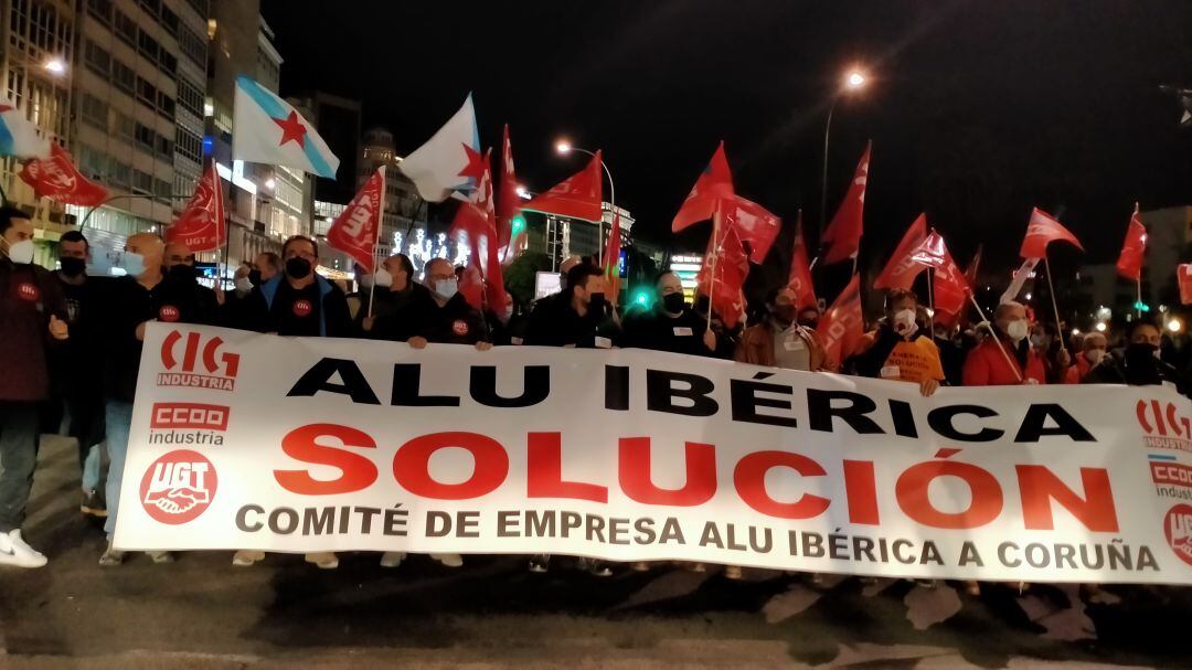 Trabajadores de Alu Ibérica cortan el tráfico ante la Delegación del Gobierno en Galicia