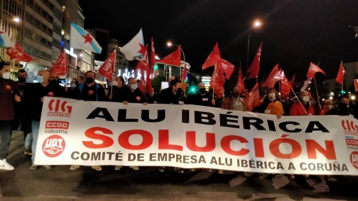 Trabajadores de Alu Ibérica cortan el tráfico ante la situación "muy crítica" de la planta