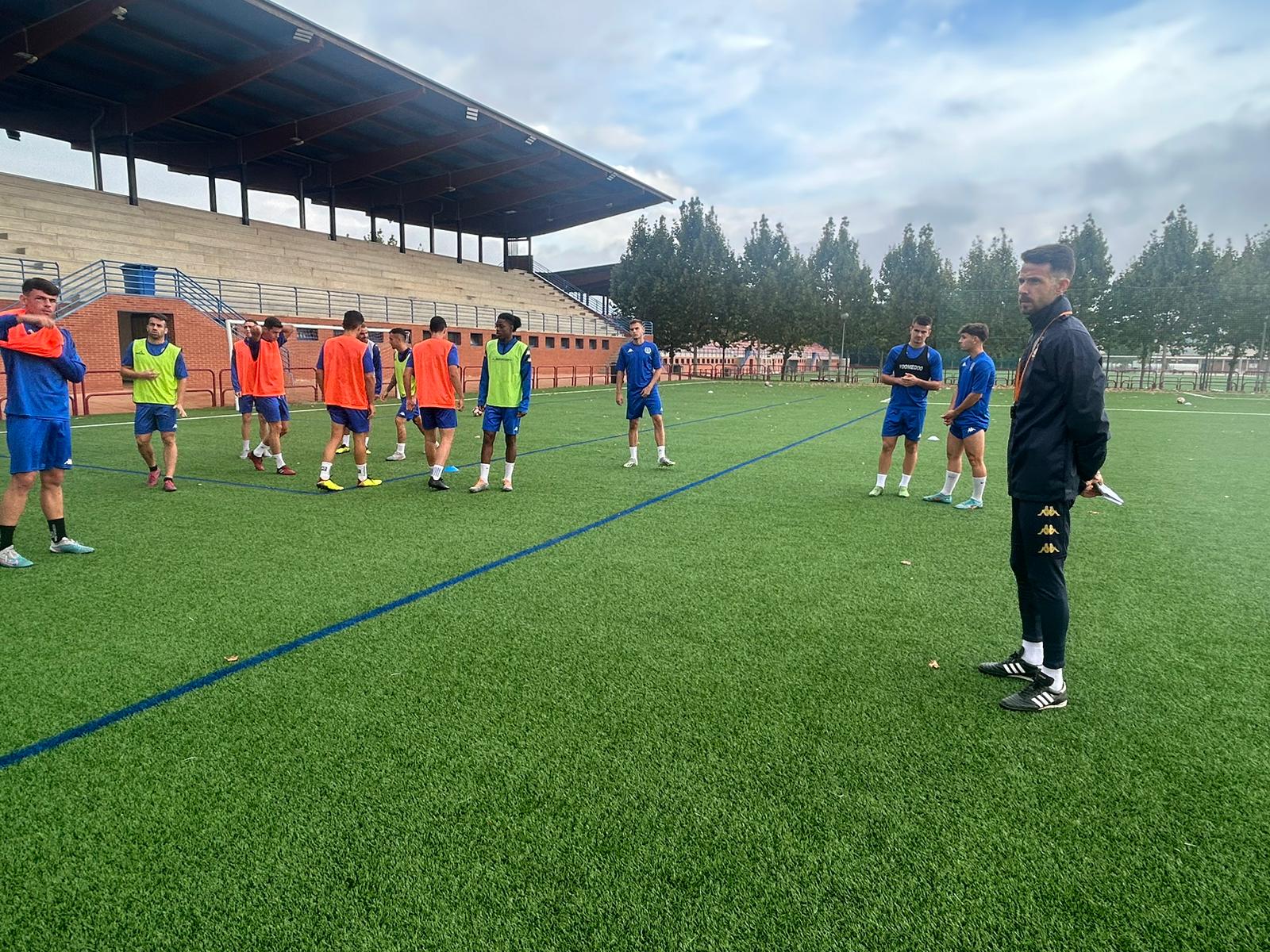 Andrés García, durante su primer entrenamiento al frente de la SD Logroñés / SD Logroñés