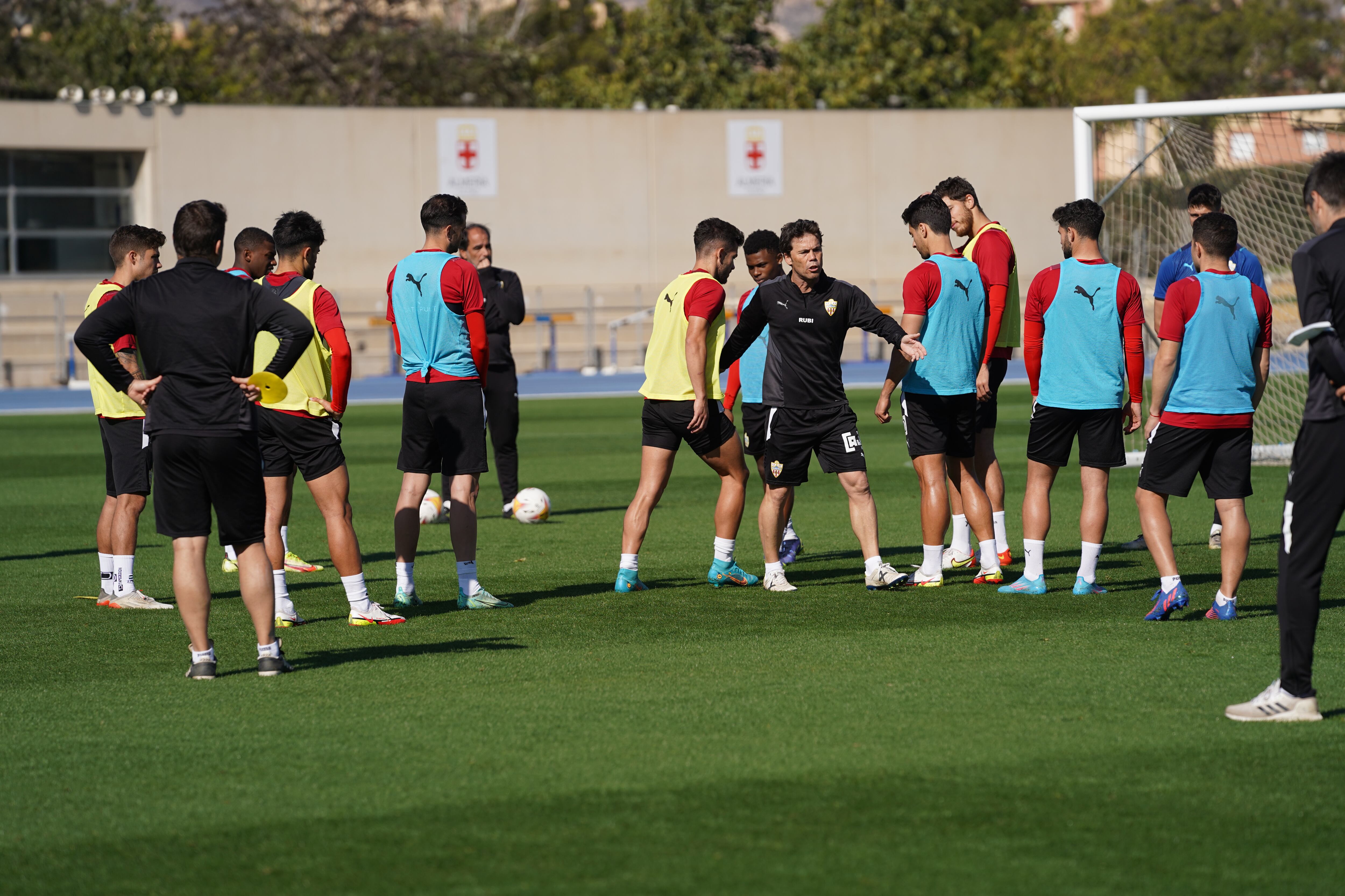 Rubi dando indicaciones a la plantilla en el Anexo.