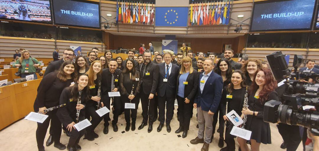 El president de la Generalitat, Ximo Puig junto a la Joven Banda Sinfónica de la FVSMCV en el Comité de las Regiones, Bruselas