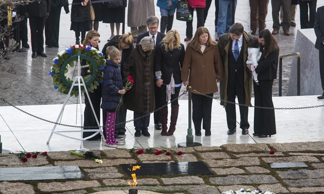 Varios familiares del antiguo presidente de los Estados Unidos John Fitzgerald Kennedy realizan una oración ante su tumba, en el cementerio militar de Arlington (Virgina)