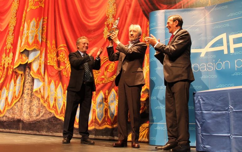 José Sacristán recibe el premio Pepe Isbert de manos de los también actores Manuel Galiana y Tony Isbert