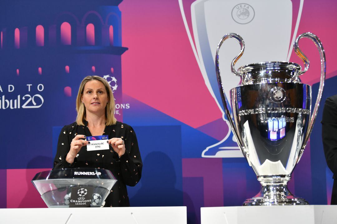 Momento del sorteo en el que aparece el rival del Valencia