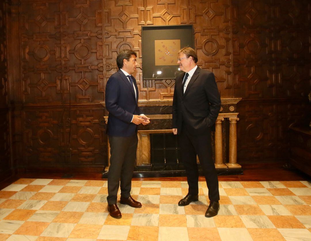 El presidente de la Diputación, Carlos Mazón, (i) con el líder de la Comunitat Valenciana, Ximo Puig, durante su reciente visita al Palau de la Generalitat.