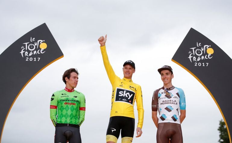 Chris Froome en el podium del Tour de Francia en los Campos Elíseos.