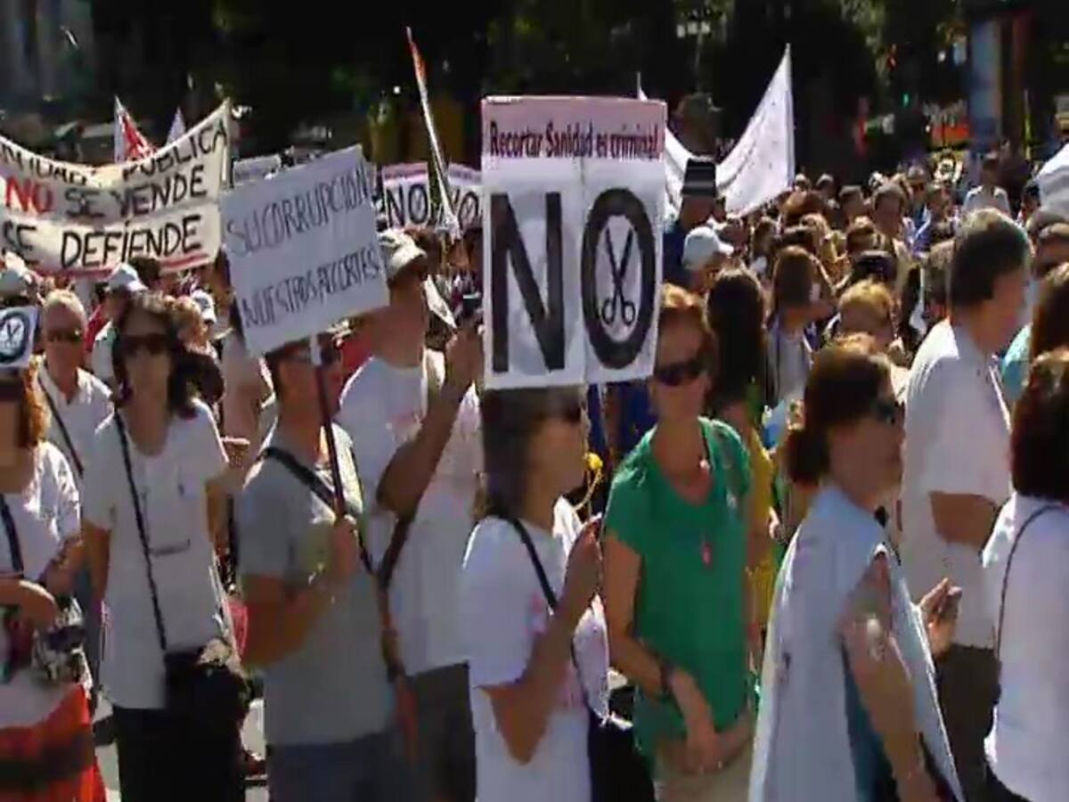 La 'marea blanca' sigue dando la batalla por la sanidad pública