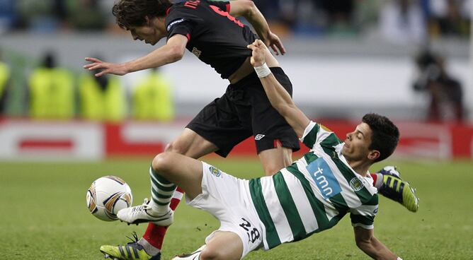 El jugador del Athletic de Bilbao Ander Iturraspe (i) disputa el balón con Andre Martins, del Sporting de Lisboa, durante el partido de ida de las semifinales de la Liga Europa contra el Sporting de Lisboa disputado en el estadio Alvalade de Lisboa, Portu