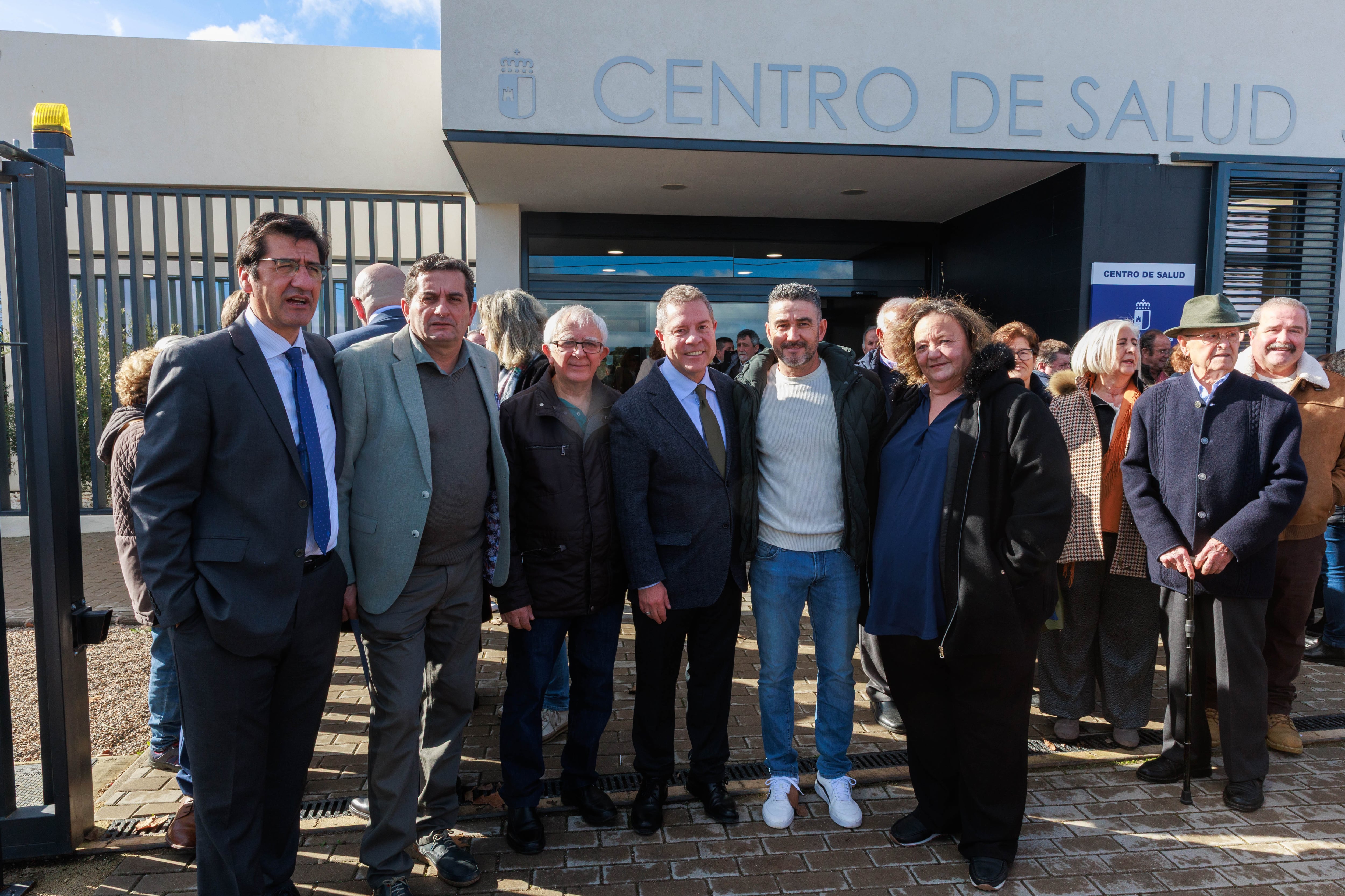Foto de familia en el nuevo Centro de Salud