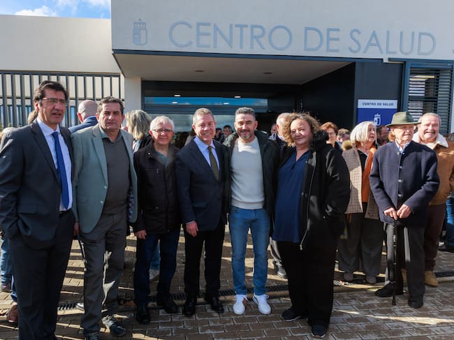 Foto de familia en el nuevo Centro de Salud