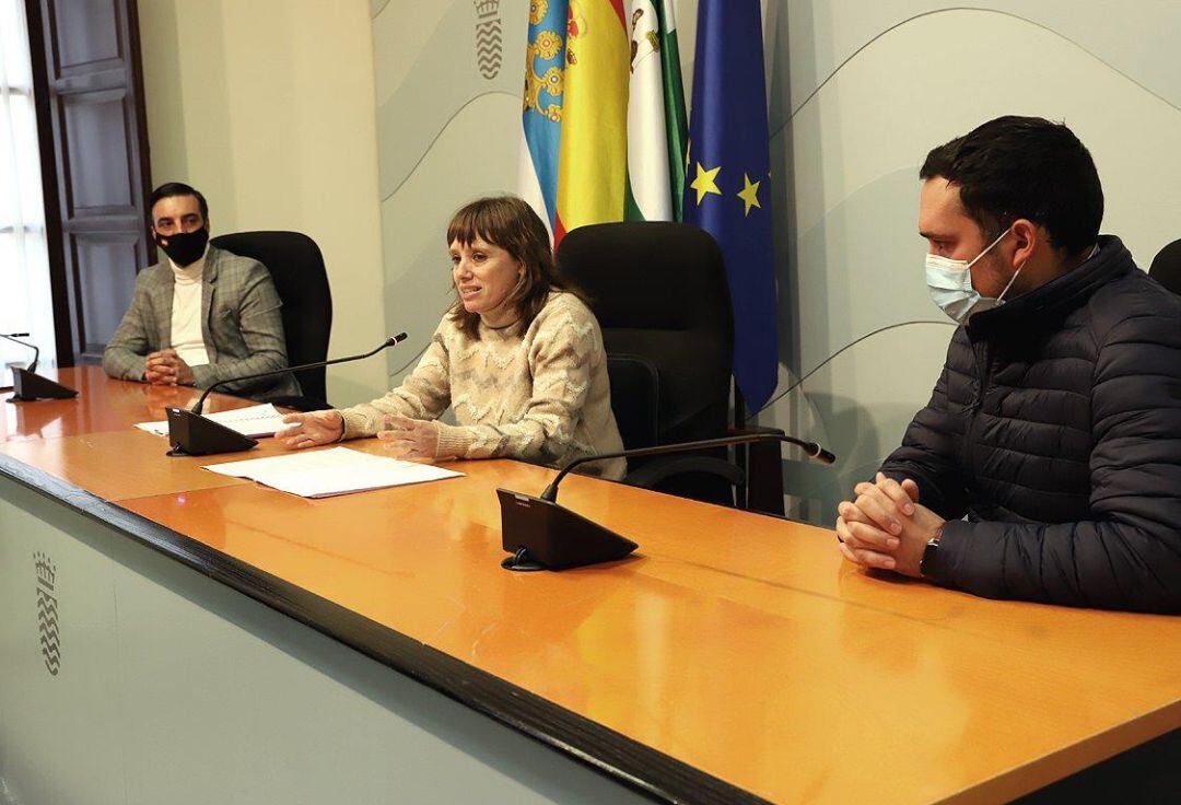 Laura Álvarez junto a José Antonio Díaz y Jesús Alba este miércoles en rueda de prensa