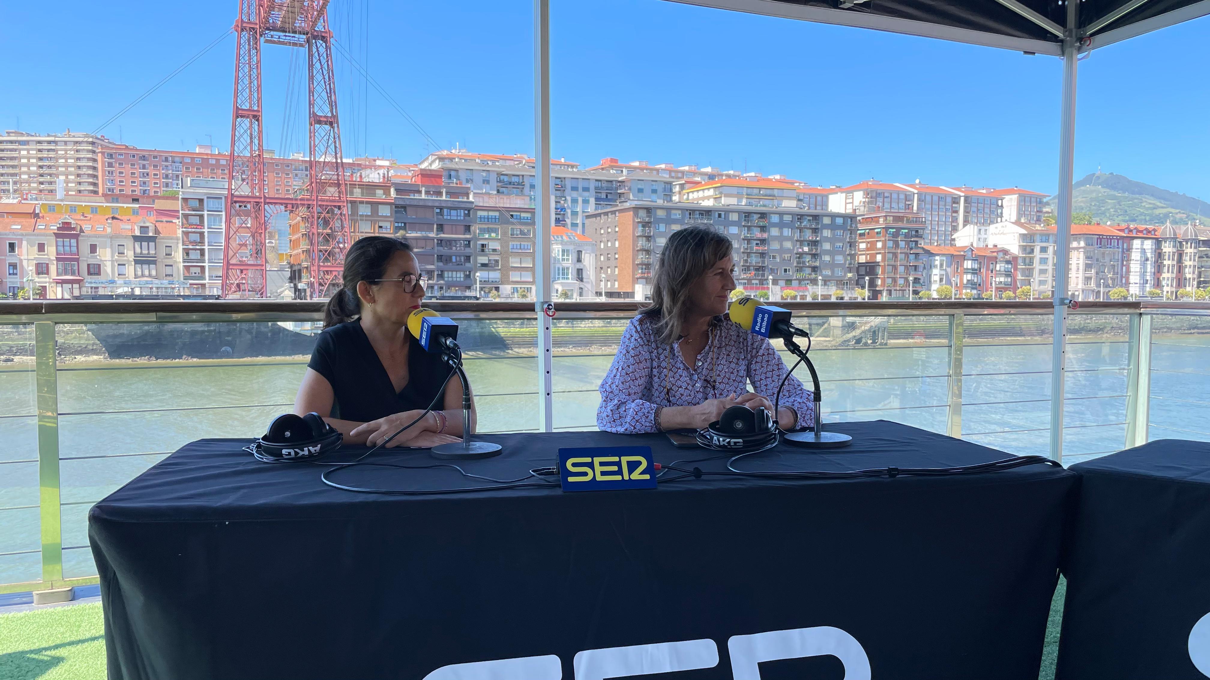 De izquierda a derecha, Amaia Agirre, alcaldesa de Getxo, y Marta Uriarte, directora gerente del Puente Colgante.