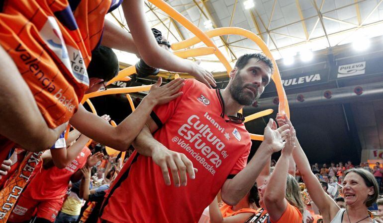 Fernando San Emeterio, salta a la cancha antes del comienzo del tercer partido