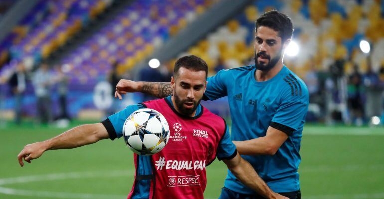 Isco disputa una pelota con Carvajal durante el entrenamiento previo a la final