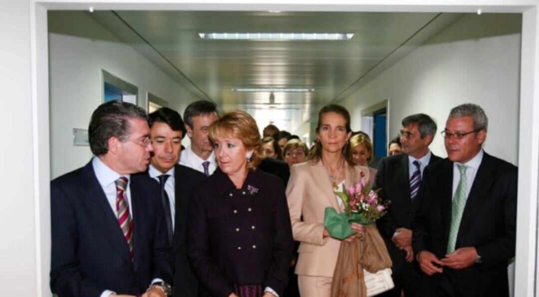 La expresidenta, Esperanza Aguirre junto a la Inftanta Elena durante la inauguración del hospital de Valdemoro, acompañados también por Francisco Granados e Ignacio González