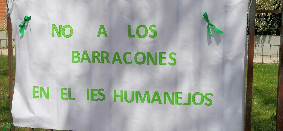 Los padres del centro critican que 80 alumnos hayan sido rechazados para el curso que viene pero vayan a llegar 240 a barracones