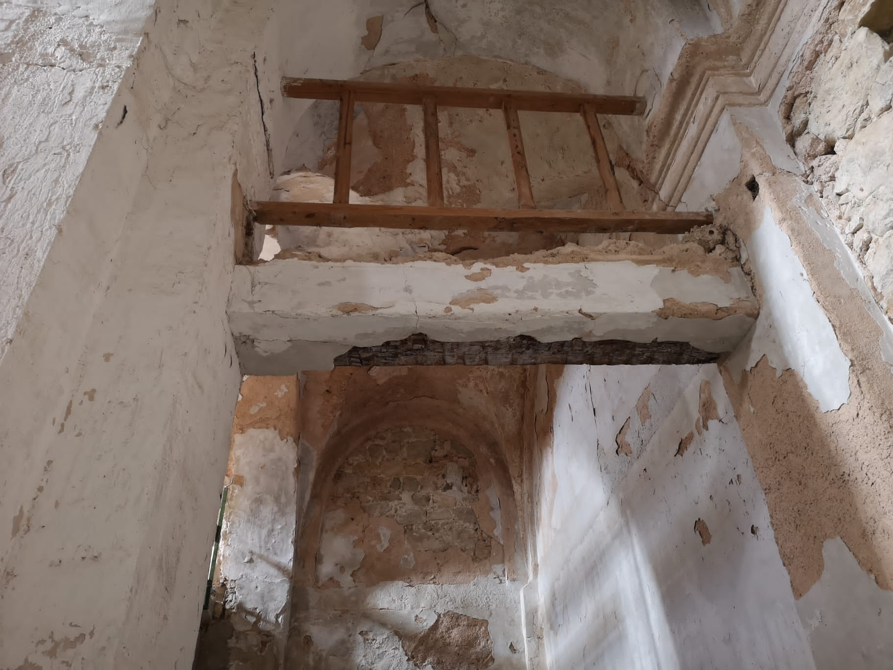 Elementos en ruinas de la iglesia de Poyatos (Cuenca).