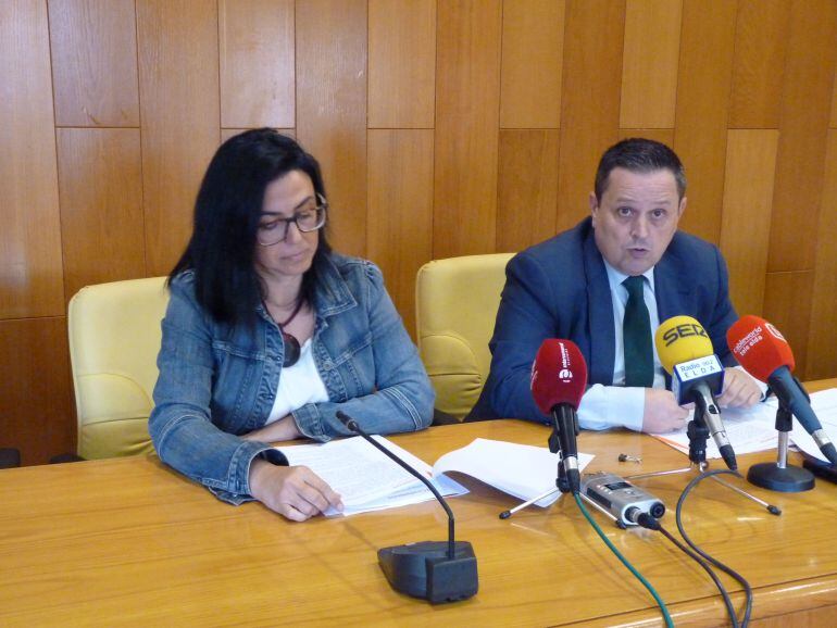 Los concejales de Ciudadanos Elda María Dolores Esteve y Francisco Sánchez 