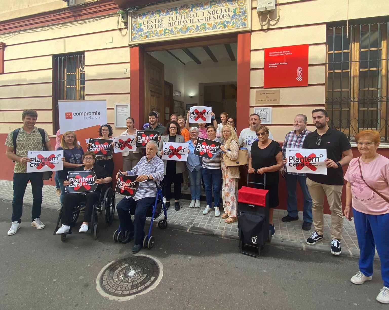 Un grupo de vecinos junto al diputado de Compromís Carles Esteve en el Consultorio Médico de Beniopa.