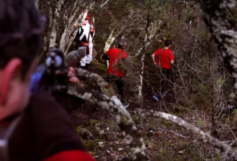 Los corredores deberán pasar entre el fuego enemigo de guerrilleros y franceses.