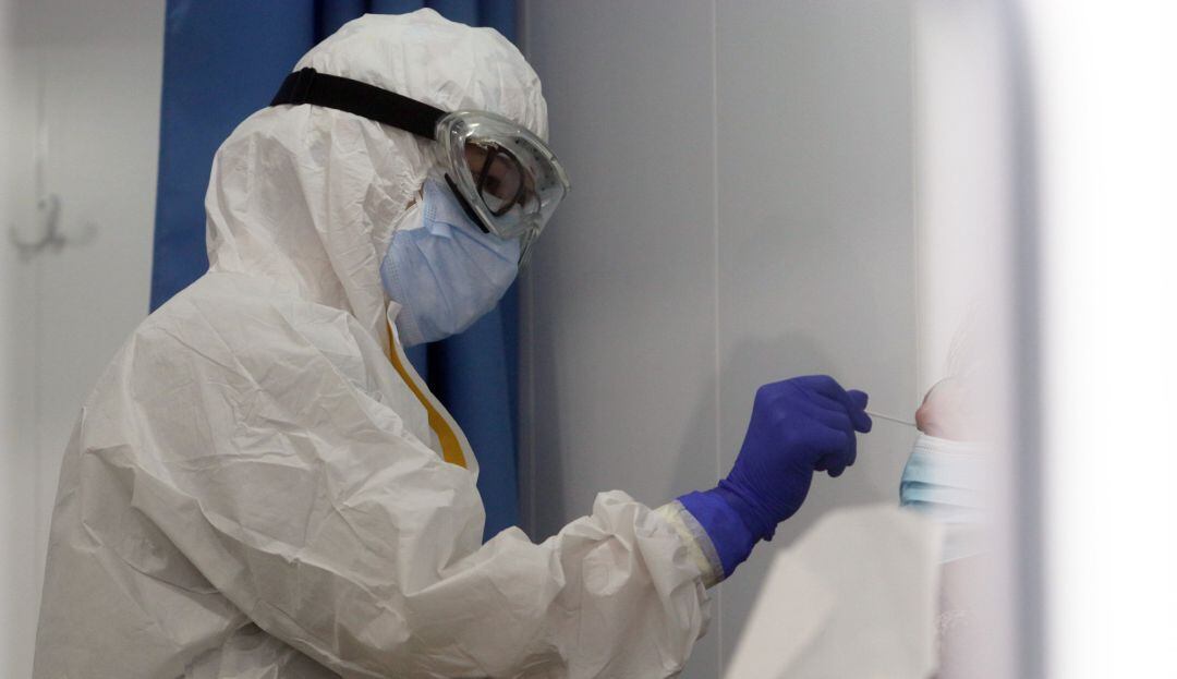 Sanitario hace un test de antígenos 