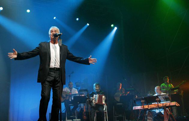 El cantante asturiano Víctor Manuel durante un concierto