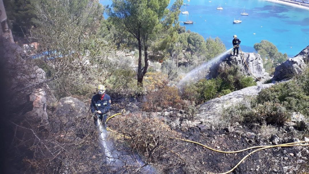 Trabajadores del Ibanat, trabajando en la extinción de un incendio.