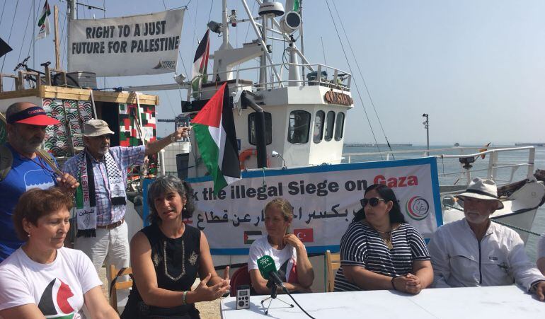 Miembros de la tripulación y activistas ofrecen una rueda de prensa en el puerto de Cádiz en apoyo de la flotilla de la libertad