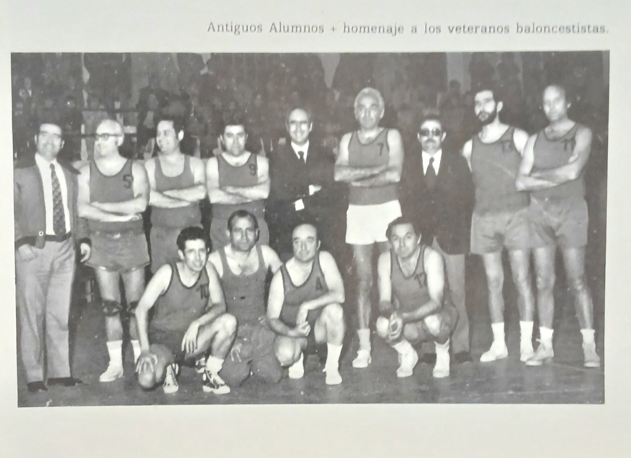 Foto histórica de las bodas de oro de San Viator.En ella están los históricos del baloncesto de Huesca.
José Mari Artero agachado el centro con el brazo apoyado en su pierna.