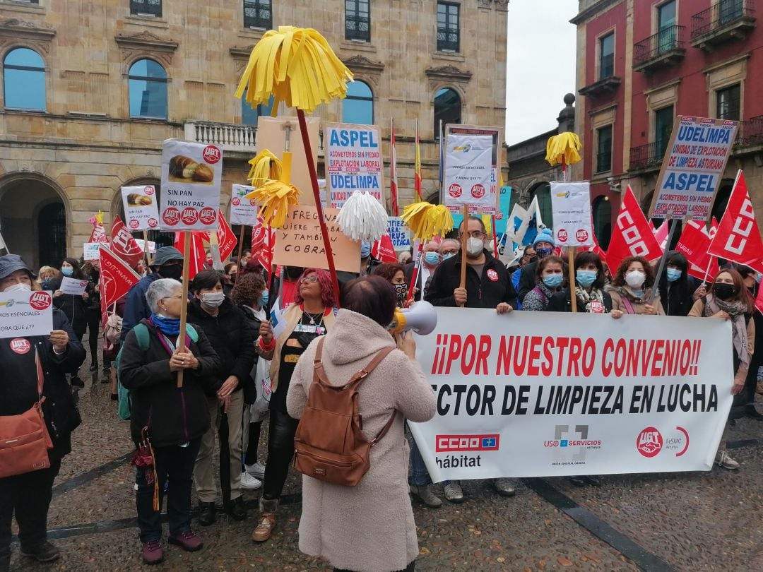 Participantes en la protesta por un convenio digno, este miércoles en la plaza Mayor de Gijón. 