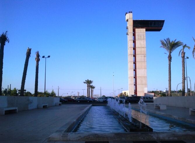 Imagen de una de las rotondas construidas con el nuevo acceso y la torre mirador al fondo