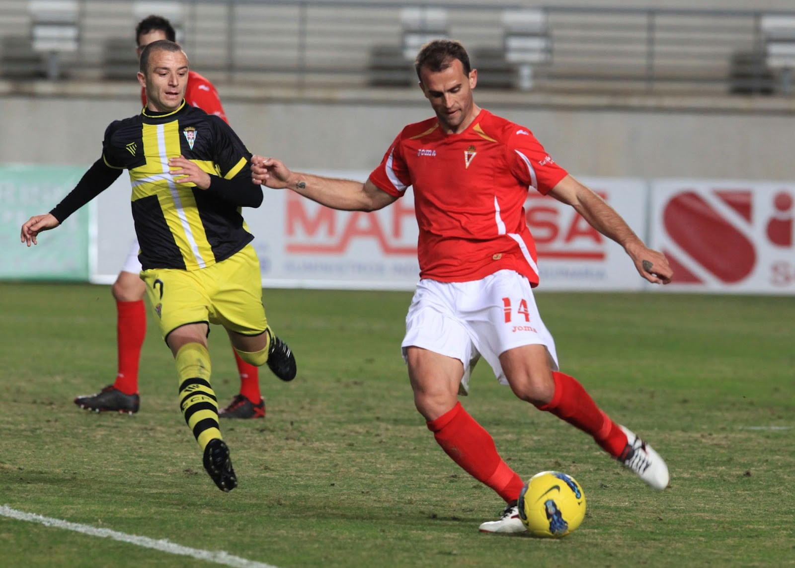 Iván Amaya con el Real Murcia en la 2011-12, en un partido contra el Córdoba