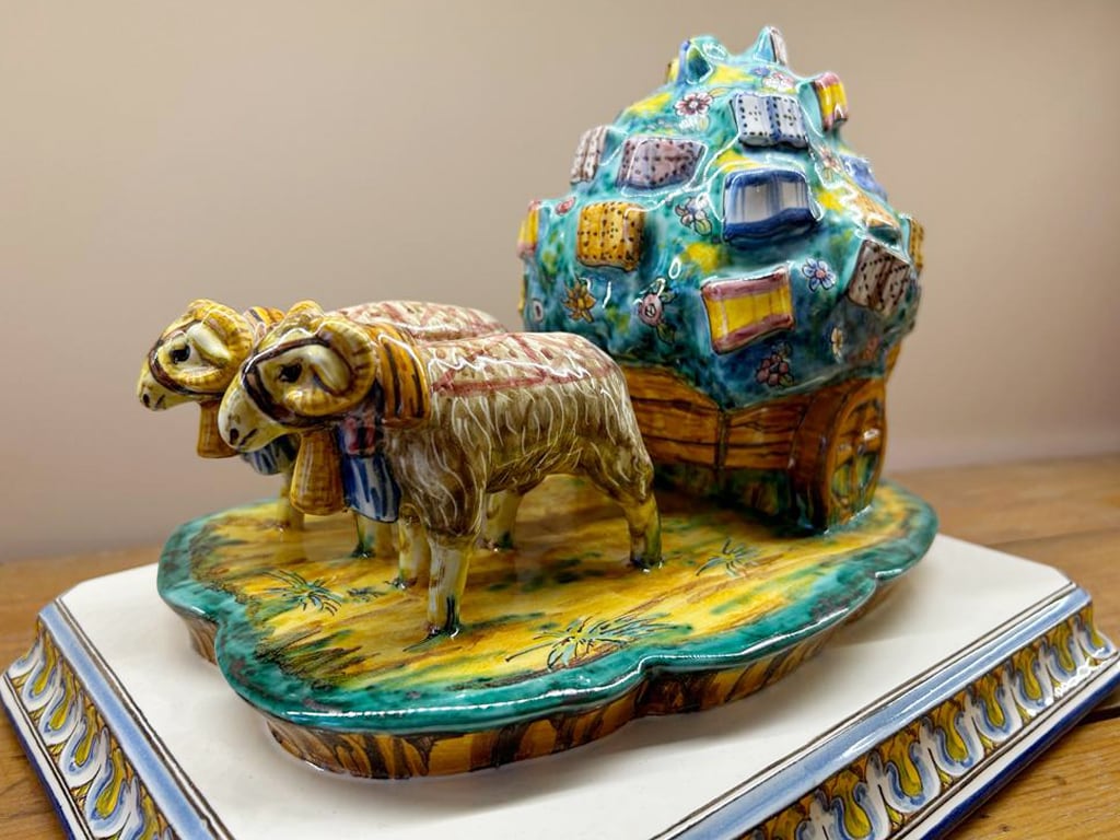Tradicional carrito de Mondas realizado en cerámica con el que se identifican los Premios Ciudad de Talavera