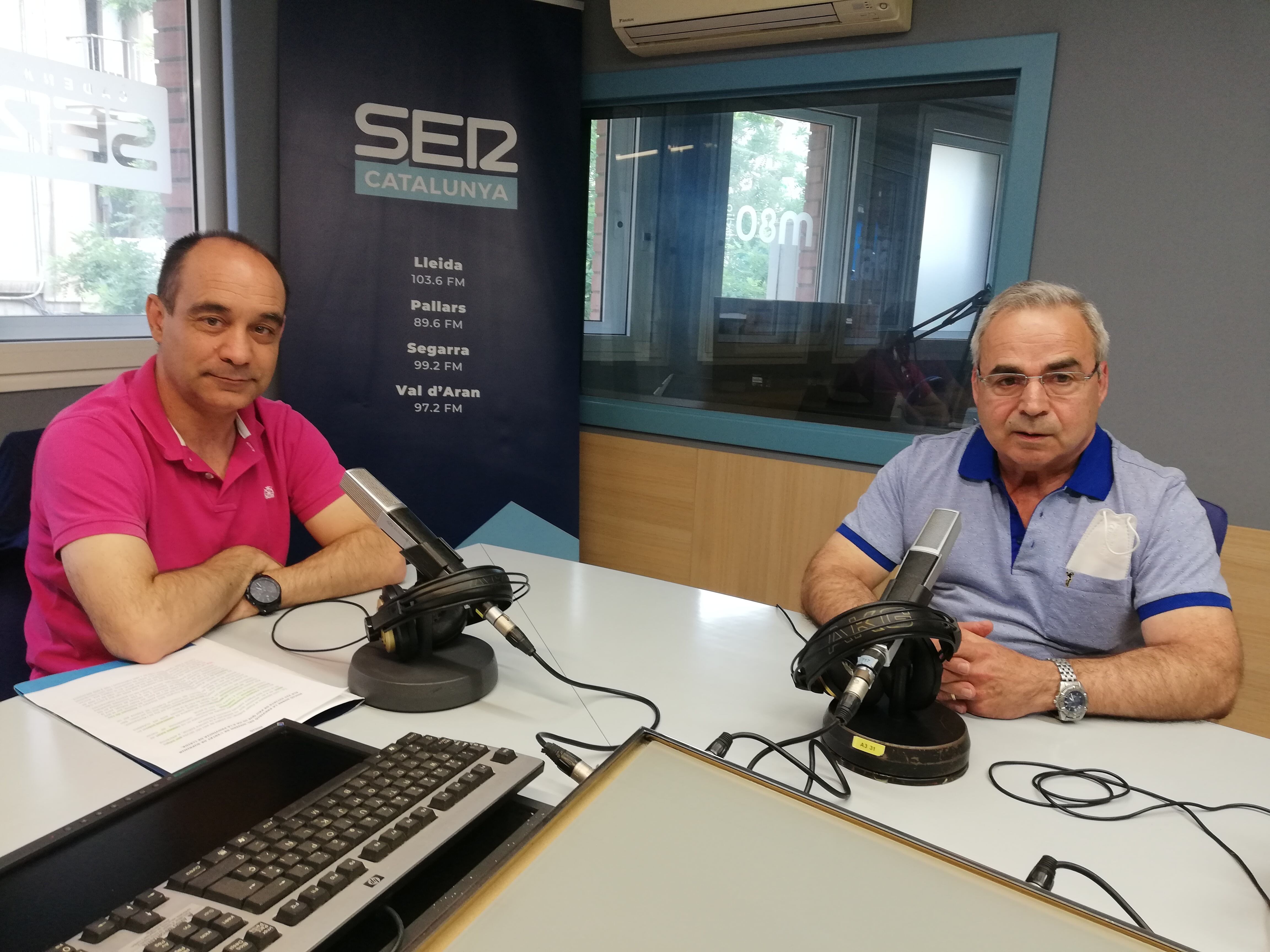 El jutge de pau de Torrefarrera (a la dreta, acompanyant el tinent d'alcalde, Ramon Casanovas) fa dos mesos que exerceix. Per telèfon coneixem l'experiència d'un jutge de pau més veterà, Josep Maria de las Heras, de Mollerussa. Foto: Ràdio Lleida.