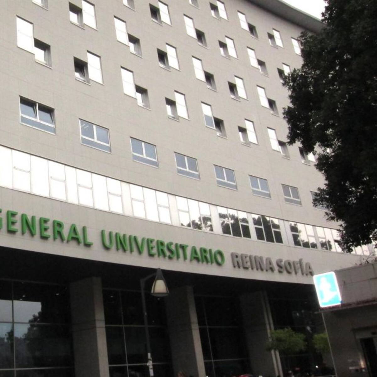 Salud detecta un brote de Covid-19 con 18 positivos en el hospital Reina Sofía