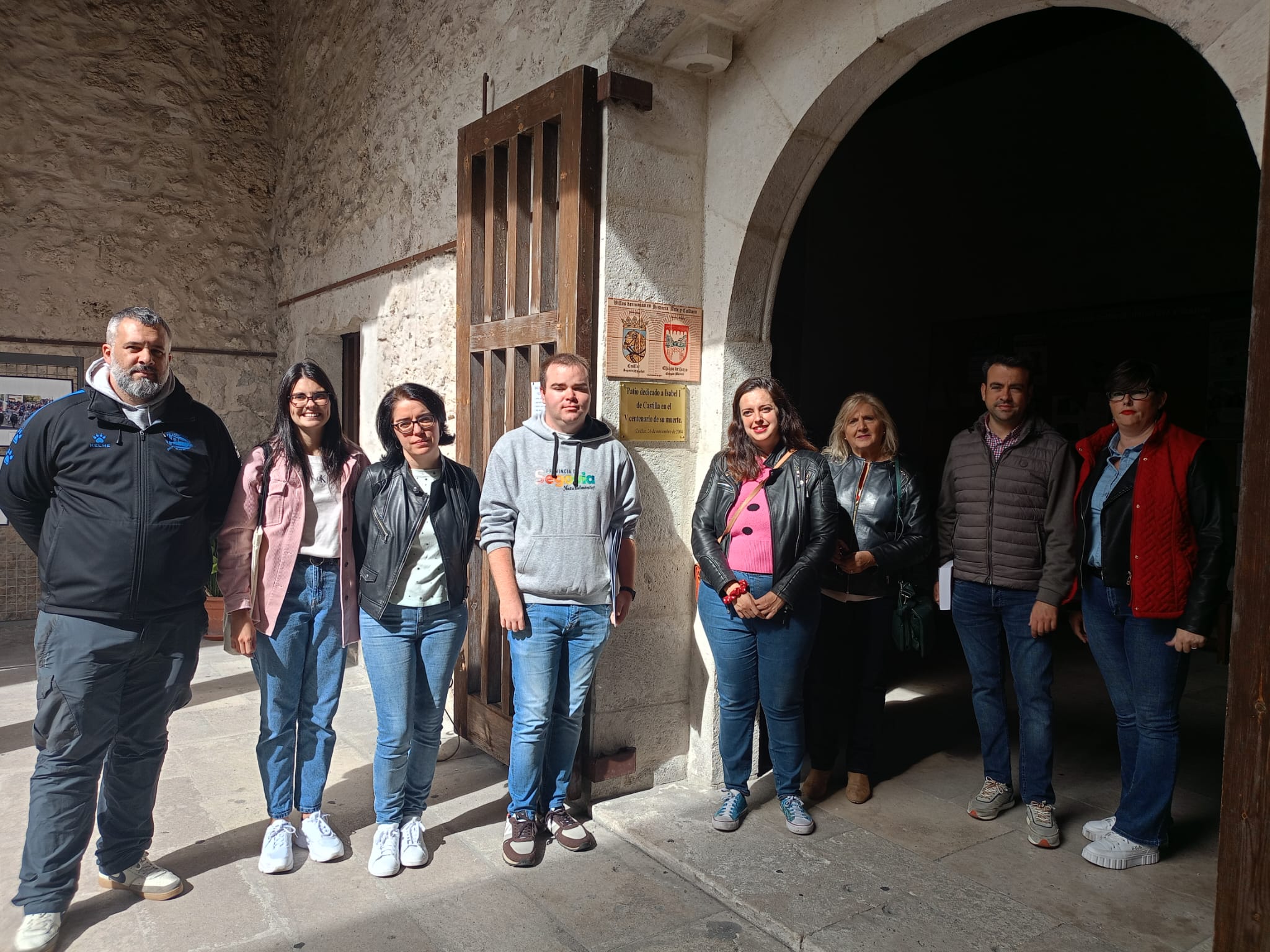 Presentación de las rutas otoñales en el patio del Ayuntamiento de Cuéllar que lleva el nombre de Isabel la Católica