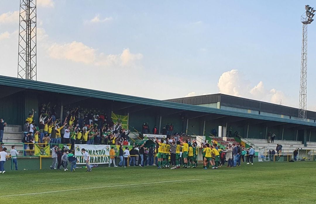 La plantilla festeja el triunfo.