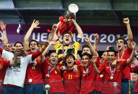 Iker Casillas levanta el trofeo de la Eurocopa de 2012 en Kiev