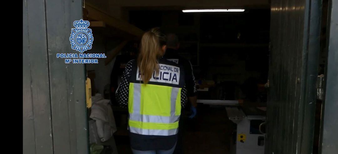 La Policia Nacional va registrar diferents locals durant la investigació.