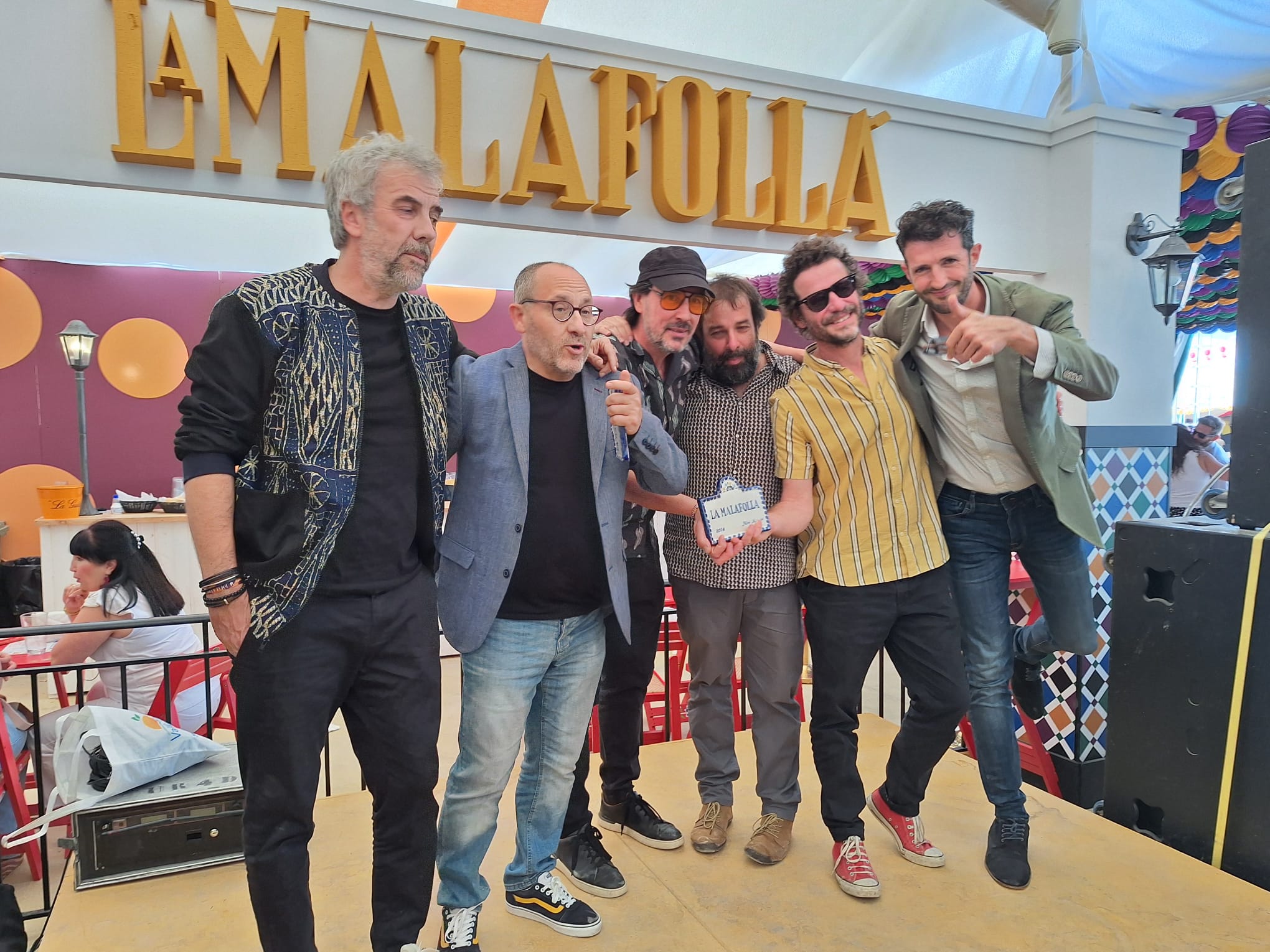 Los componentes del grupo Niños Mutantes recogiendo el premio de la caseta La Malafollá, en el Corpus de Granada. También recogieron el premio para Radio Granada Enrique Árbol y Rafael Troyano