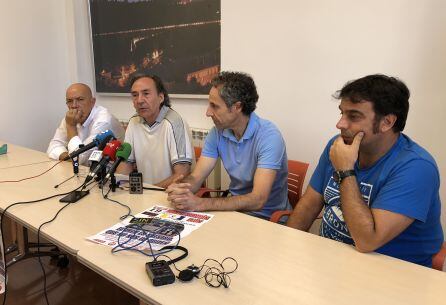 Los portavoces de los sindicatos convocantes durante una rueda de prensa