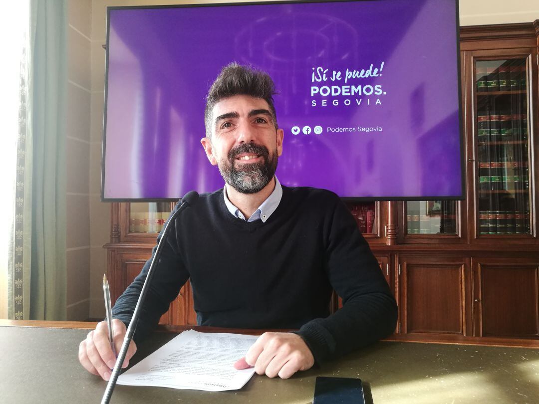 El portavoz de Podemos, Guillermo San Juan, en el ayuntamiento de Segovia