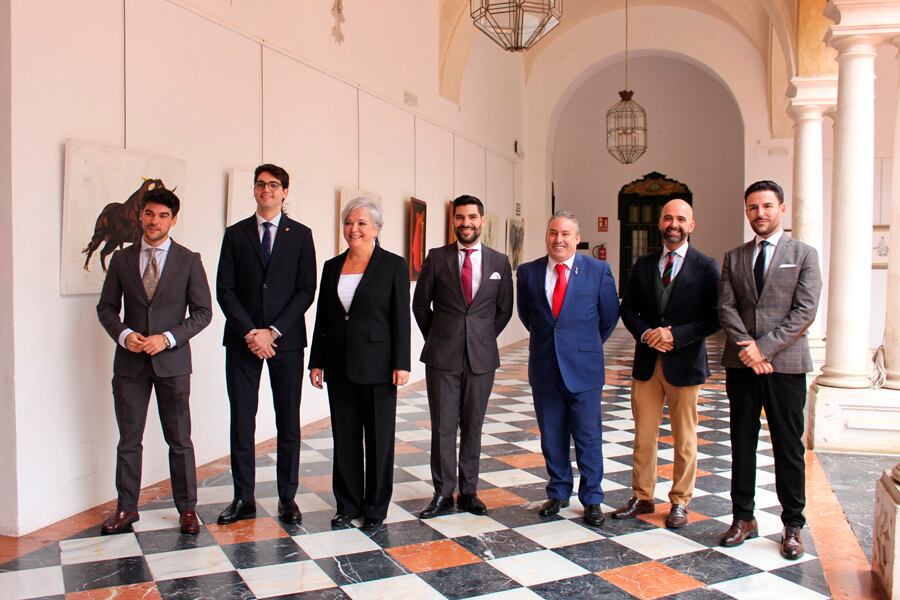 Eloy Moreno, (en el centro), acompañado del resto de pregoneros designados hoy por la Agrupación de Hermandades y Cofradías de Córdoba
