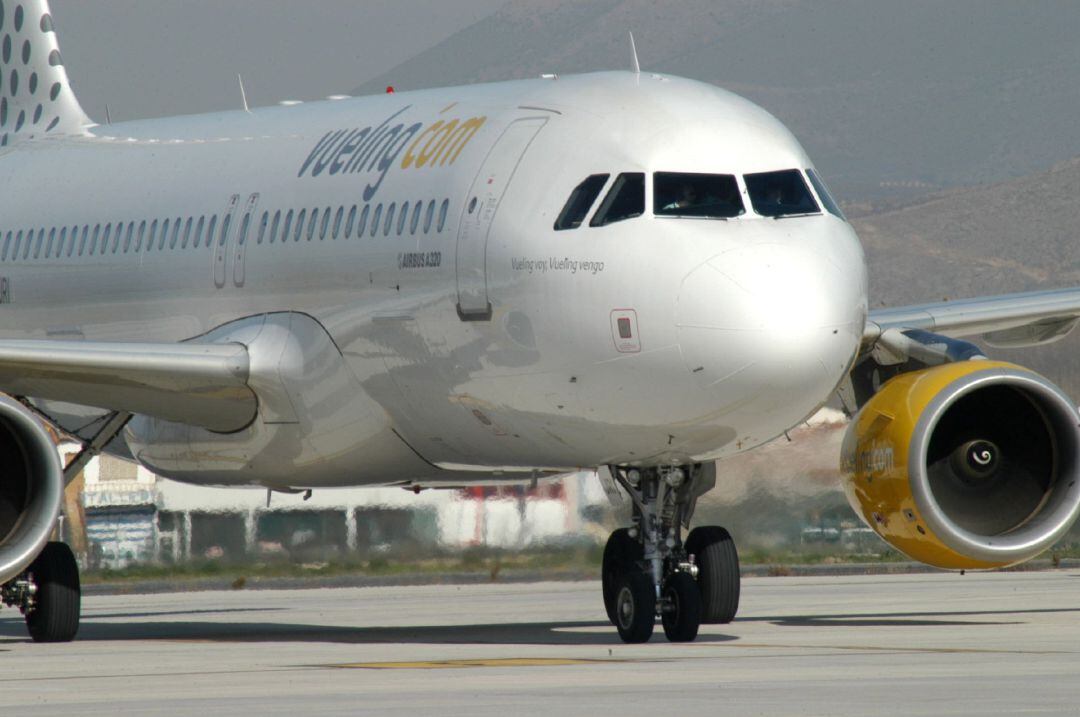 Archivo - Avión de Vueling