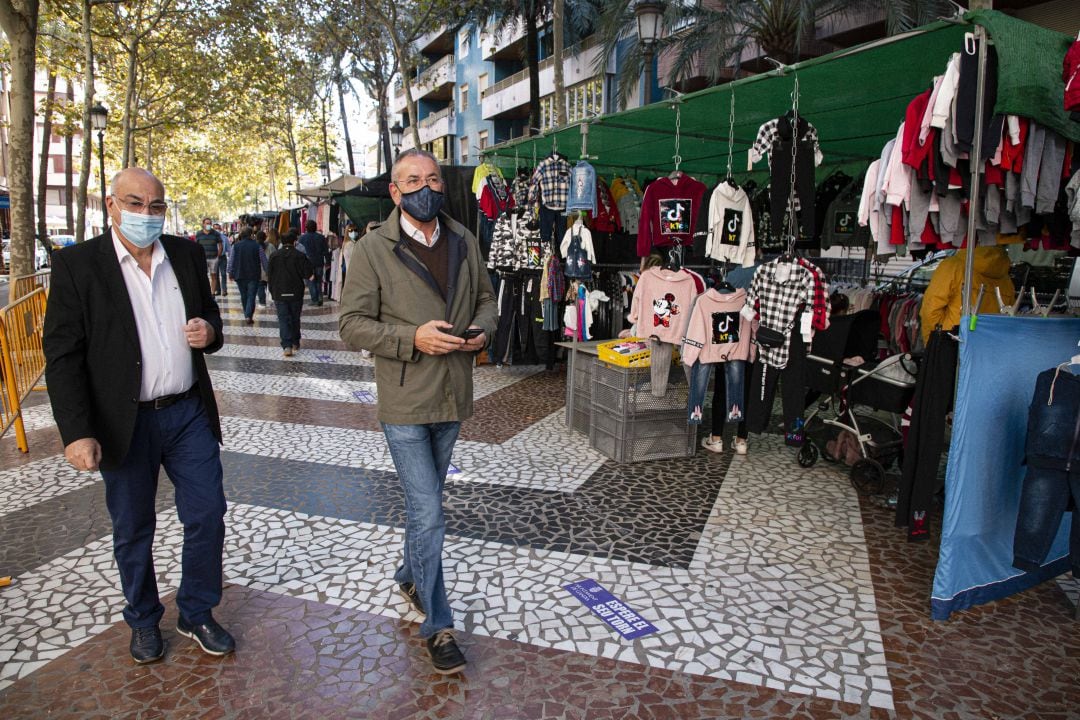 Mercadillo en el Passeig de les Germanies de Gandia  