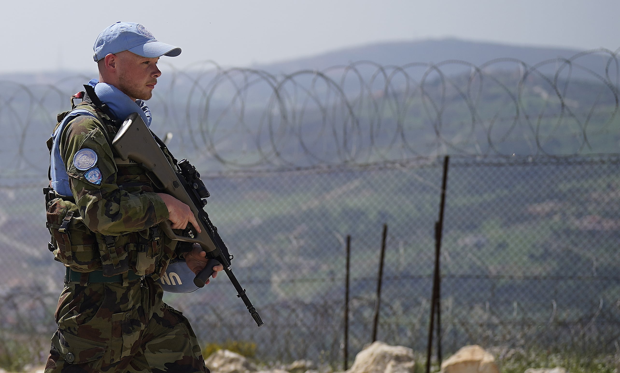 Un soldado irlandés de la FINUL junto a la frontera entre Israel y Líbano el pasado mes de marzo
