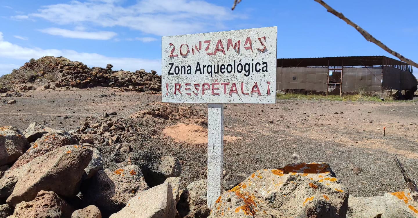 Cartel de la zona arqueológica de Zonzamas, en Lanzarote.