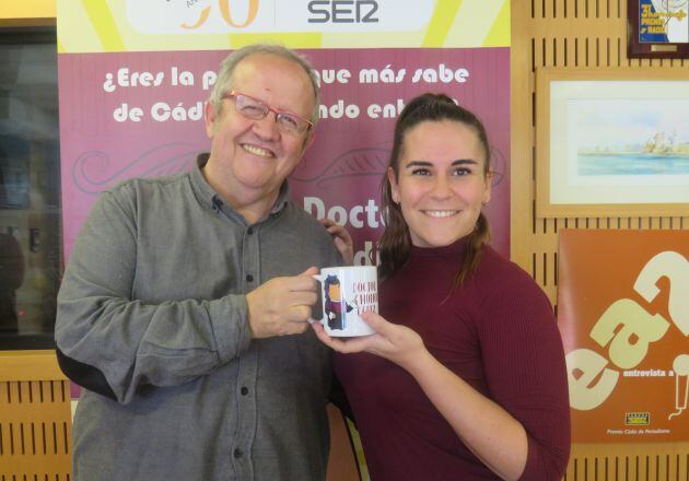 Juan José Téllez entrega a María del Mar Montero la taza del concurso Doctorado Honoris Cádiz