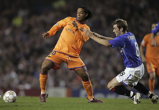 Ronaldinho volvió al once titular